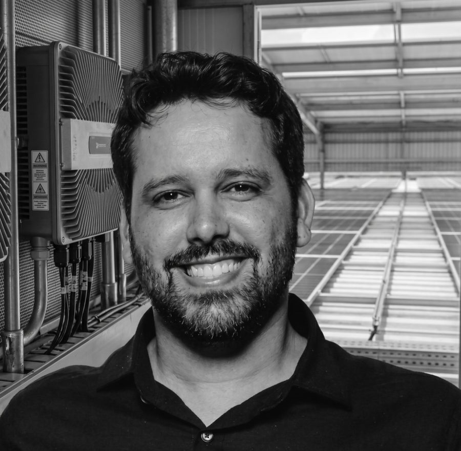 Eng. Rafael Lopes, engenheiro eletricista da ENELTEC Engenharia, em frente a inversor solar