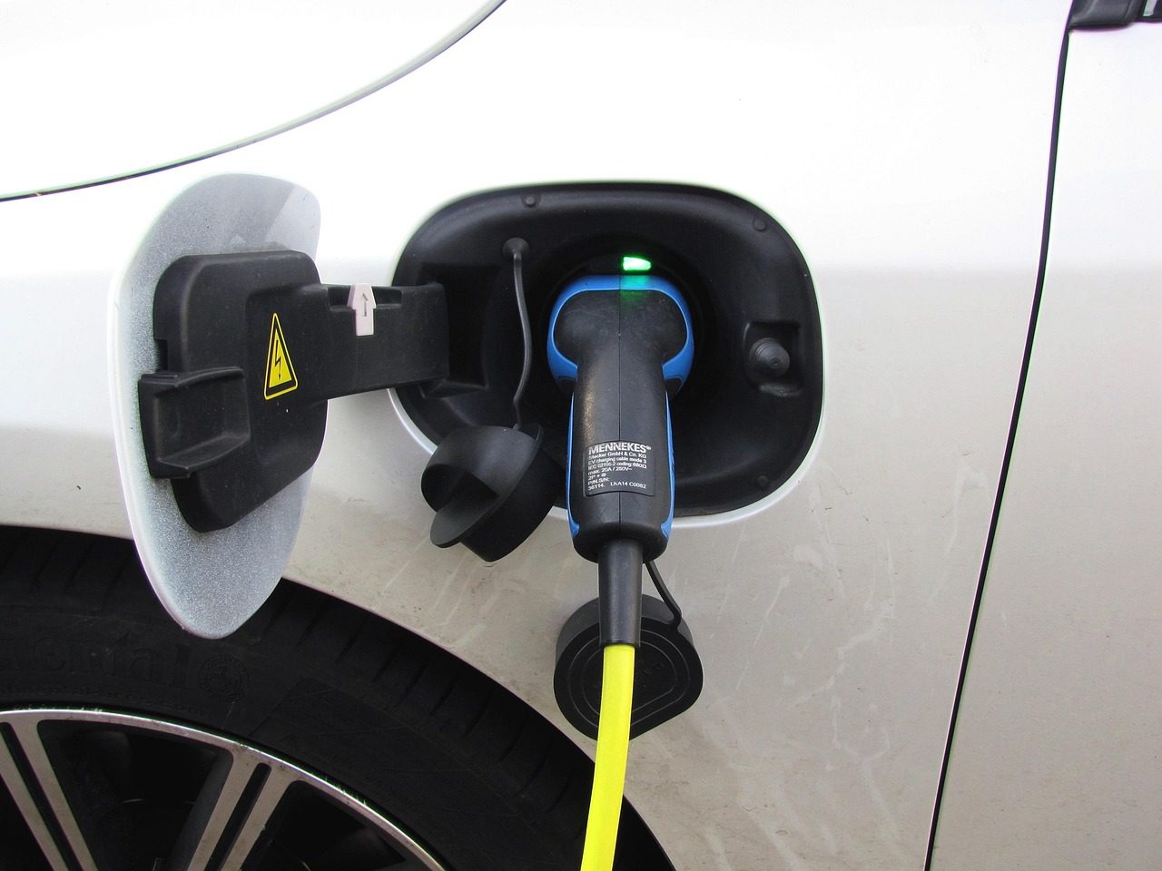 Plugue de carregador conectado a um carro elétrico